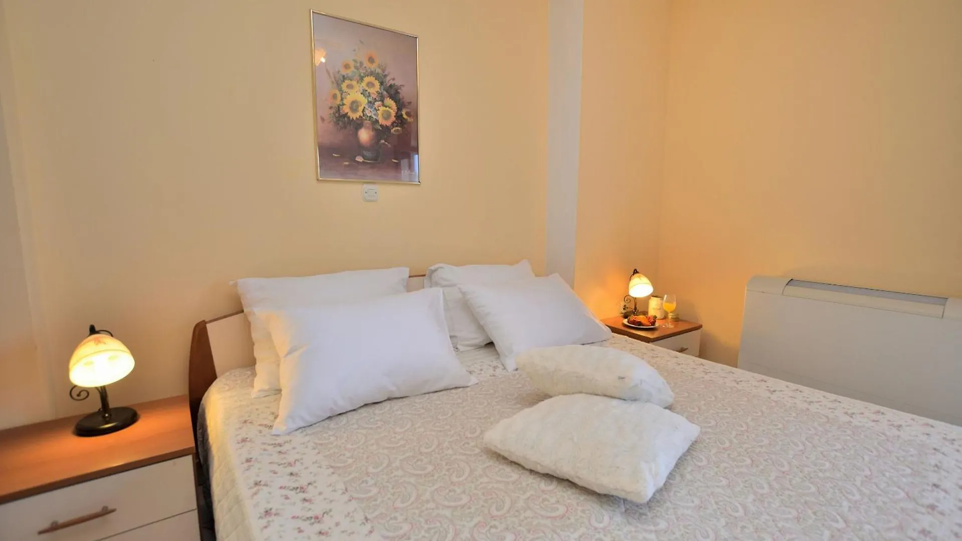 Rooms Aura Pola 0*,
